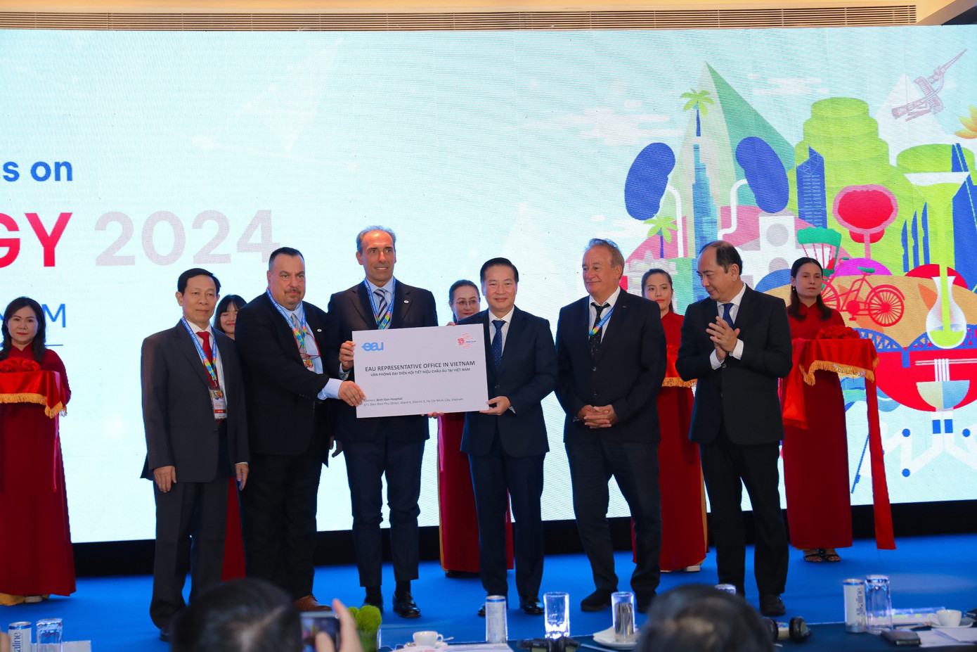 Đại diện Hội Tiết niệu Châu Âu trao bảng văn phòng đại diện tại Việt Nam cho Giám đốc Bệnh viện Bình Dân Đại diện Hội Tiết niệu Châu Âu trao bảng văn phòng đại diện tại Việt Nam cho Giám đốc Bệnh viện Bình Dân