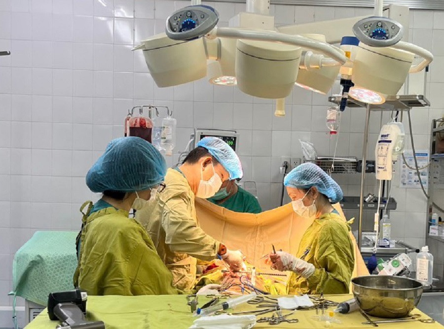 Các bác sĩ thực hiện cuộc phẫu thuật cấp cứu giúp bệnh nhân qua cơn nguy kịch