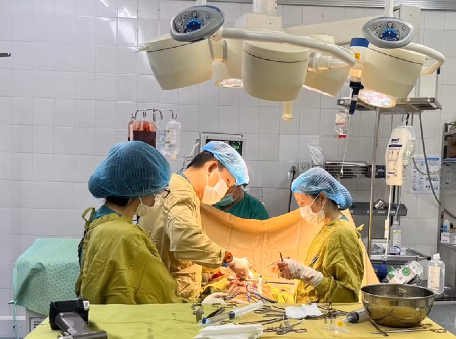 Các bác sĩ thực hiện cuộc phẫu thuật cấp cứu giúp bệnh nhân qua cơn nguy kịch