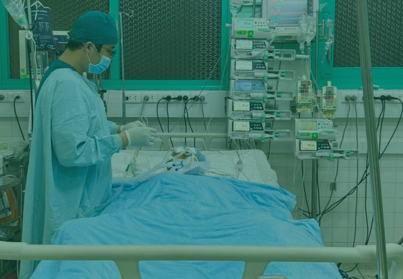 Bệnh nhân đã được theo dõi, điều trị tích cực giúp chức năng của các cơ quan tim, gan, thận phục hồi trước khi chuyển viện bằng chuyên cơ về nước