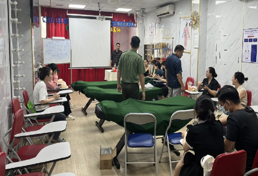 Lực lượng chức năng kiểm tra đột xuất đối với cơ sở đào tạo tiểu phẫu thẩm mỹ cấp tốc Lực lượng chức năng kiểm tra đột xuất đối với cơ sở đào tạo tiểu phẫu thẩm mỹ cấp tốc
