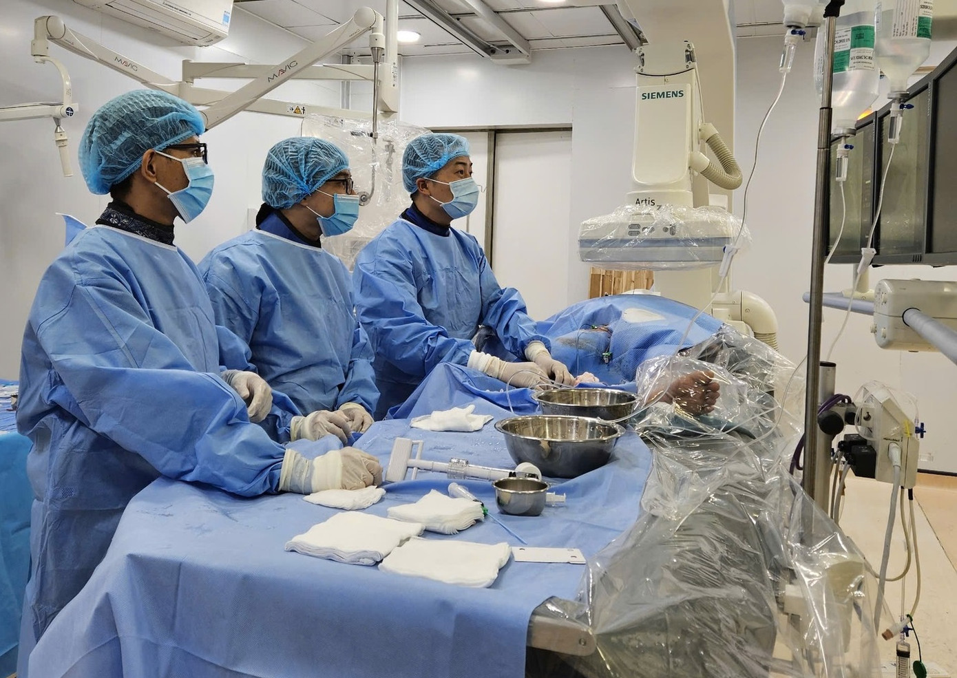 Các bác sĩ tiến hành can thiệp lấy huyết khối tái thông mạch máu cho người bệnh