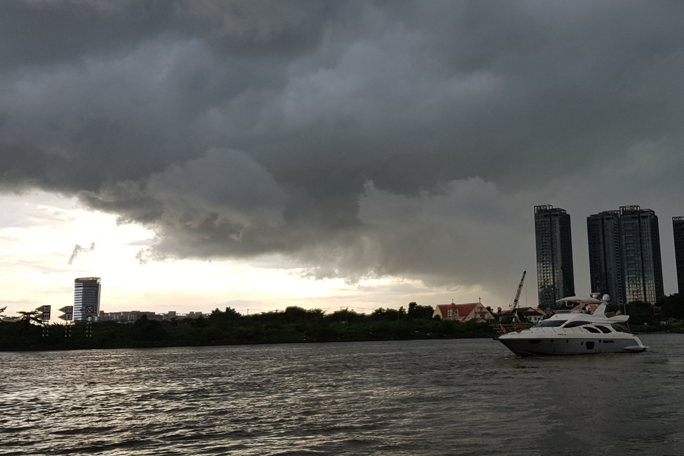 Mùa mưa bão là thời điểm nhiều vị trí nguy cơ sạt lở trên địa bàn TPHCM rơi vào tình trạng mất an toàn rất cao