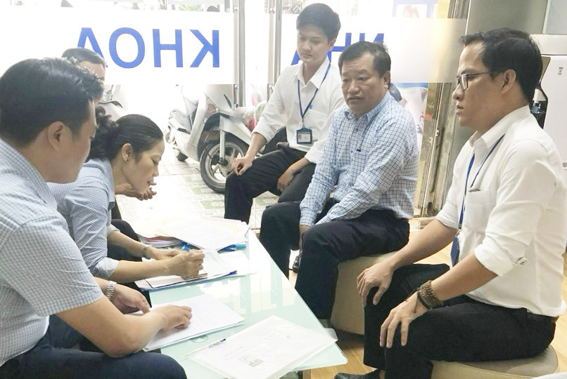 Lực lượng chức năng làm việc với đại diện cơ sở Nha khoa Thẩm mỹ Tâm Đức (ảnh: Sở Y tế cung cấp)