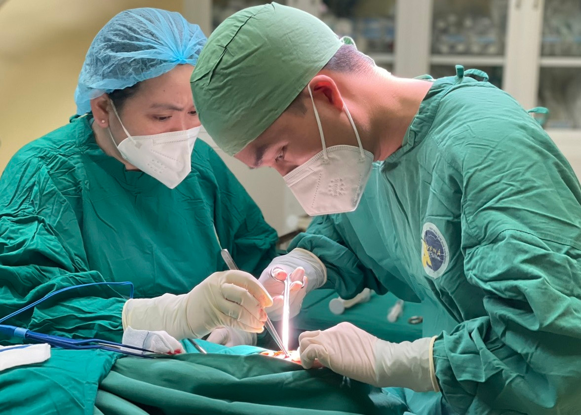 Các bác sĩ đã rút thành công cây bút bi ra khỏi vùng đầu, bệnh nhi may mắn không gặp tổn thương nghiêm trọng Các bác sĩ đã rút thành công cây bút bi ra khỏi vùng đầu, bệnh nhi may mắn không gặp tổn thương nghiêm trọng