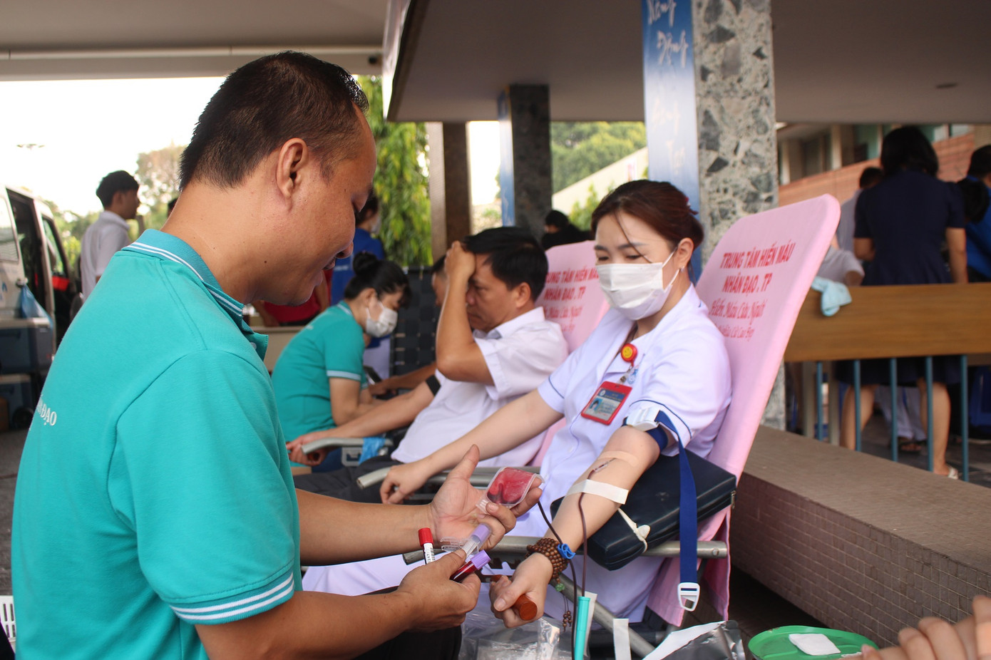 Giọt máu đào của y bác sĩ sẽ góp phần quan trọng vào việc cứu chữa cho những trường hợp bệnh nặng, nguy kịch Giọt máu đào của y bác sĩ sẽ góp phần quan trọng vào việc cứu chữa cho những trường hợp bệnh nặng, nguy kịch