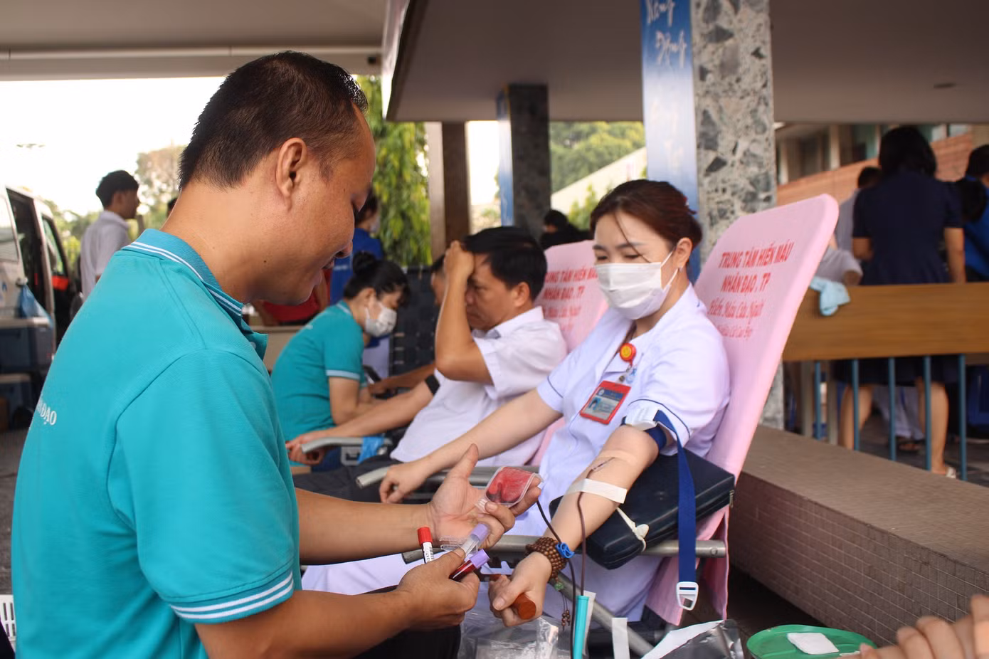 Giọt máu đào của y bác sĩ sẽ góp phần quan trọng vào việc cứu chữa cho những trường hợp bệnh nặng, nguy kịch