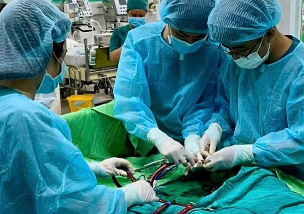 Các bác sĩ Bệnh viện Nhi đồng 2 đã đặt ECMO giúp bệnh nhân qua cơn nguy kịch Các bác sĩ Bệnh viện Nhi đồng 2 đã đặt ECMO giúp bệnh nhân qua cơn nguy kịch