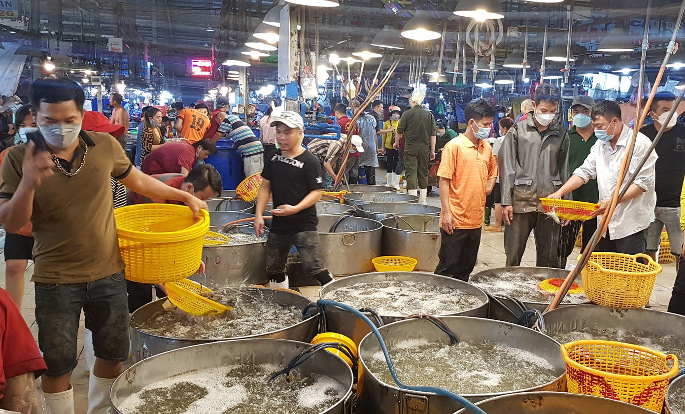 Tiểu thương trong khu vực nhà lồng là những người đang bị xâm phạm trực tiếp đến quyền lợi từ hoạt động buôn bán tự phát quanh chợ. Tiểu thương trong khu vực nhà lồng là những người đang bị xâm phạm trực tiếp đến quyền lợi từ hoạt động buôn bán tự phát quanh chợ.