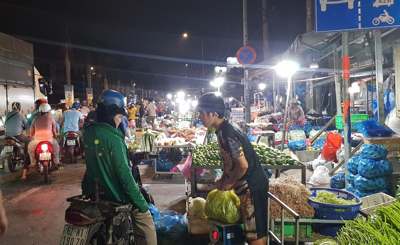 TPHCM sẽ tăng cường các biện pháp để xóa các điểm buôn bán tự phát quanh chợ đầu mối. TPHCM sẽ tăng cường các biện pháp để xóa các điểm buôn bán tự phát quanh chợ đầu mối.