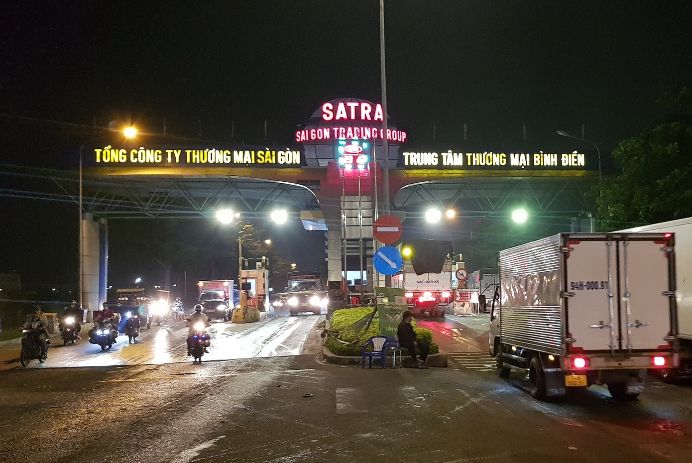 Bình Điền là chợ đầu mối có quy mô lớn, hoạt động về đêm. Bình Điền là chợ đầu mối có quy mô lớn, hoạt động về đêm.