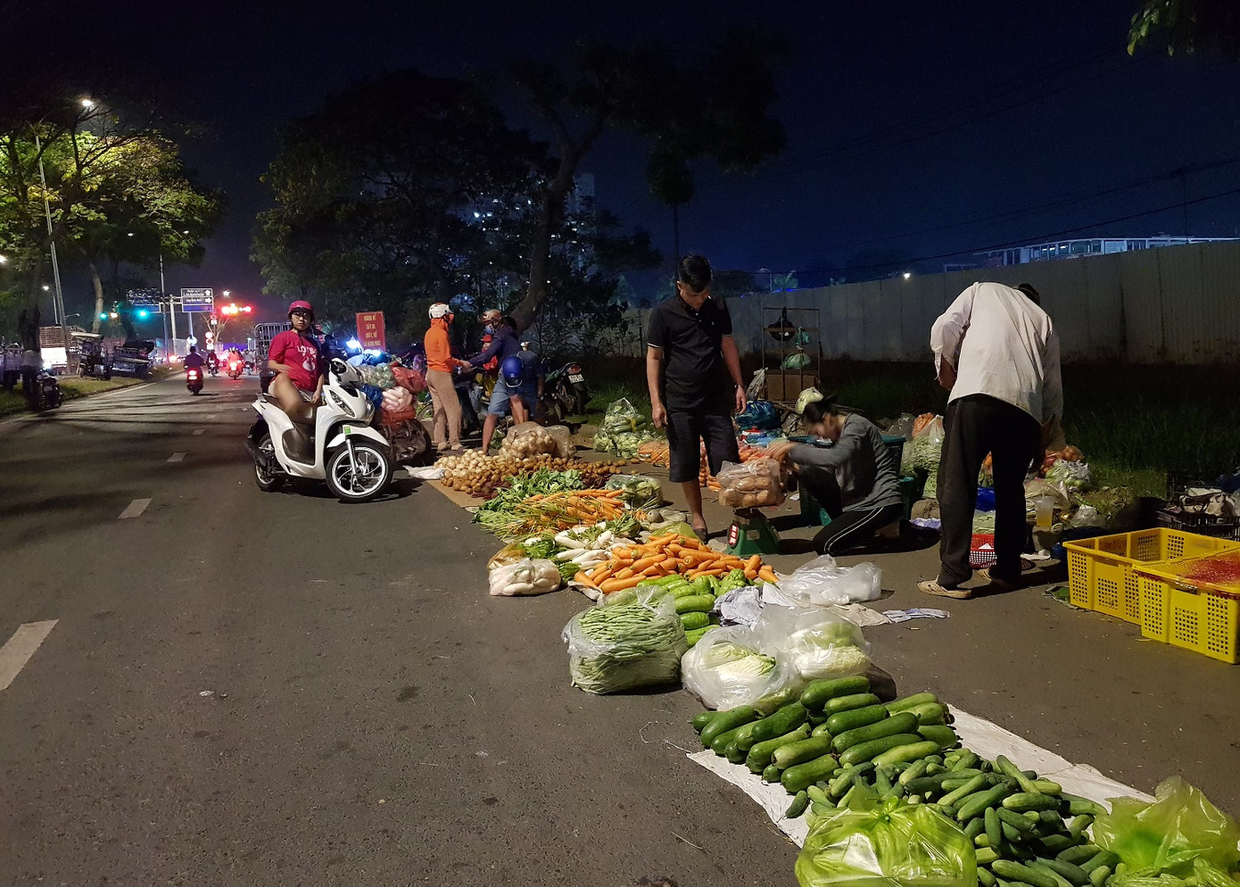 Các mặt hàng rau củ quả được bày bán ngay dưới lòng đường Nguyễn Văn Linh Các mặt hàng rau củ quả được bày bán ngay dưới lòng đường Nguyễn Văn Linh