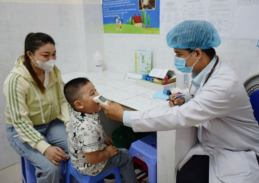 Bác sĩ thăm khám bệnh nhi và tư vấn cho phụ huynh có trẻ đến tiêm vắc xin sởi (ảnh: HCDC) Bác sĩ thăm khám bệnh nhi và tư vấn cho phụ huynh có trẻ đến tiêm vắc xin sởi (ảnh: HCDC)