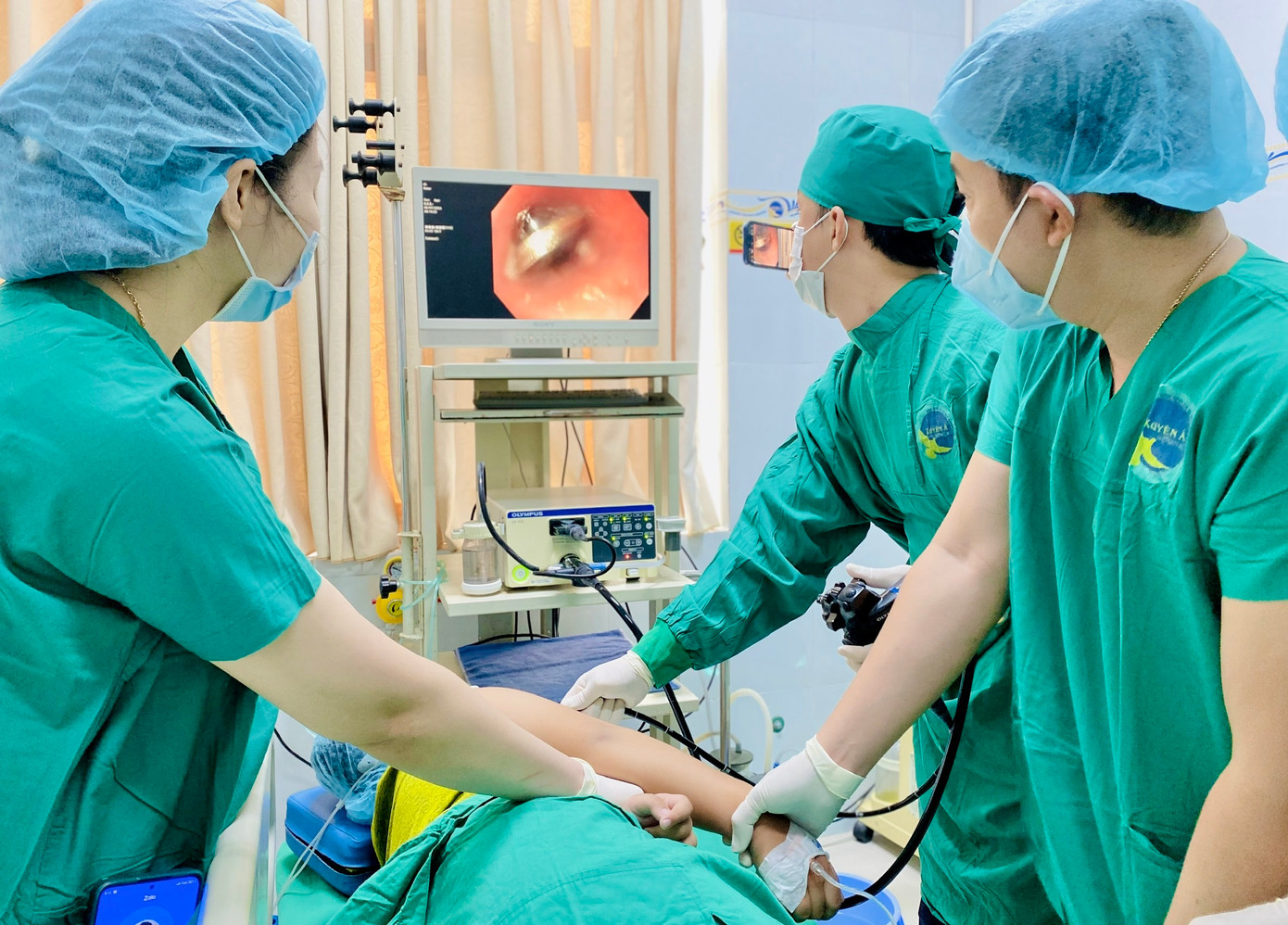 Các bác sĩ đã thực hiện cuộc nội soi lấy dị vật là đồng xu ra khỏi thực quản bệnh nhi Các bác sĩ đã thực hiện cuộc nội soi lấy dị vật là đồng xu ra khỏi thực quản bệnh nhi