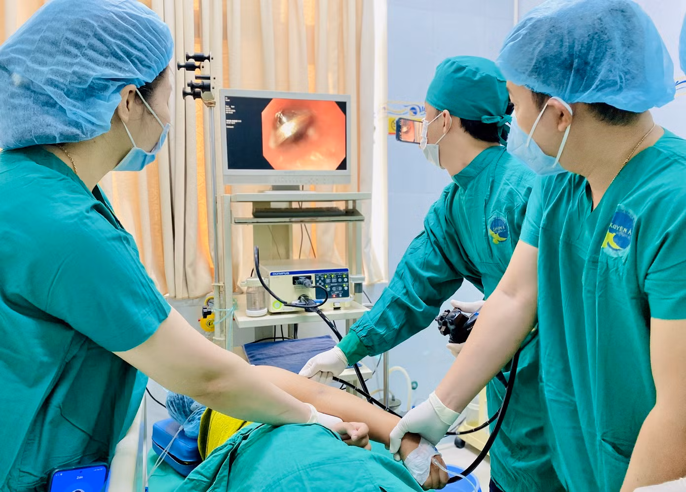Các bác sĩ đã thực hiện cuộc nội soi lấy dị vật là đồng xu ra khỏi thực quản bệnh nhi
