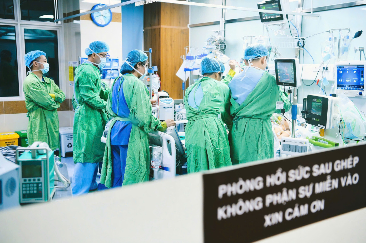 Sau khi được ghép tim, bệnh nhân đang được theo dõi tại phòng hồi sức sau ghép Sau khi được ghép tim, bệnh nhân đang được theo dõi tại phòng hồi sức sau ghép