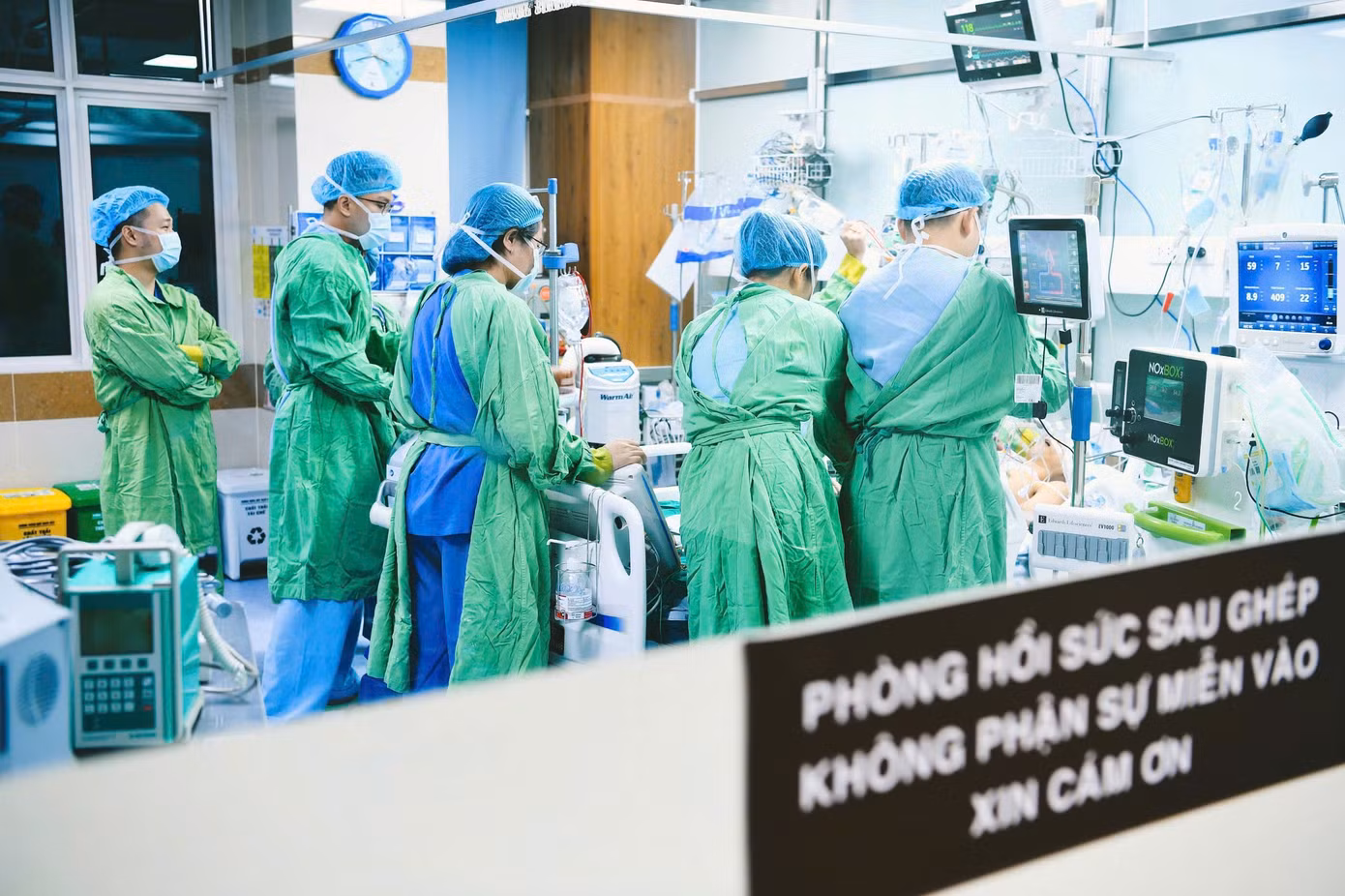 Sau khi được ghép tim, bệnh nhân đang được theo dõi tại phòng hồi sức sau ghép Sau khi được ghép tim, bệnh nhân đang được theo dõi tại phòng hồi sức sau ghép