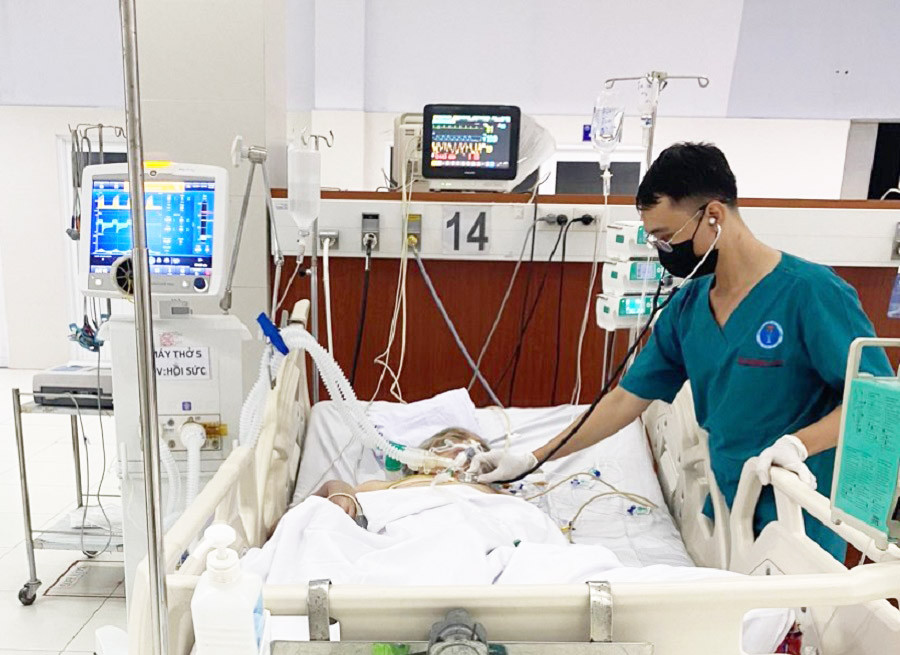 Các bác sĩ đang điều trị tích cực cho người bệnh bị ngộ độc