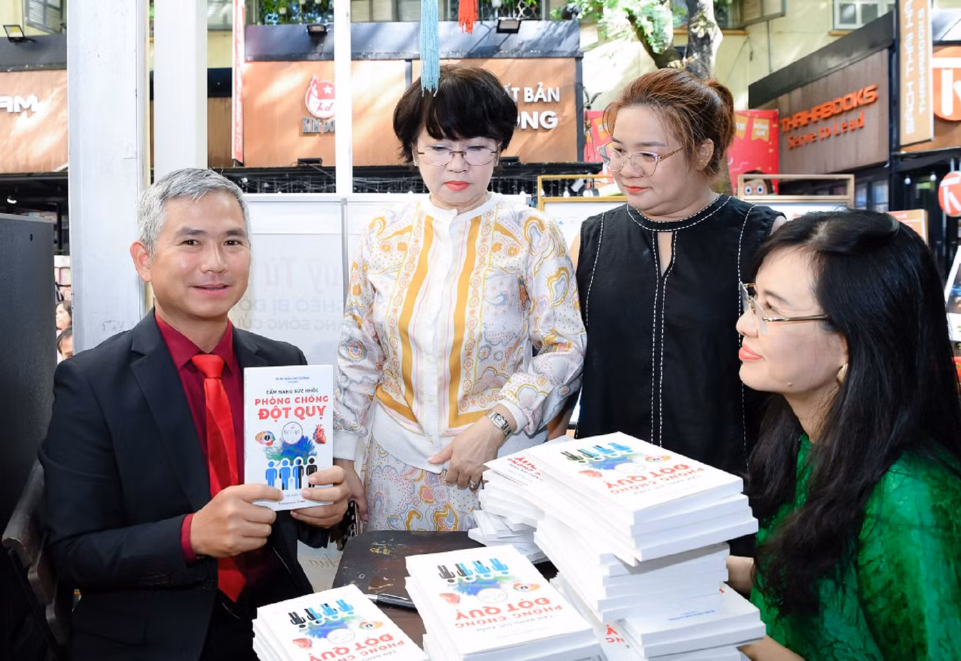 TS.BS Trần Chí Cường là một trong những chuyên gia đầu ngành lĩnh vực phẫu thuật thần kinh của Việt Nam