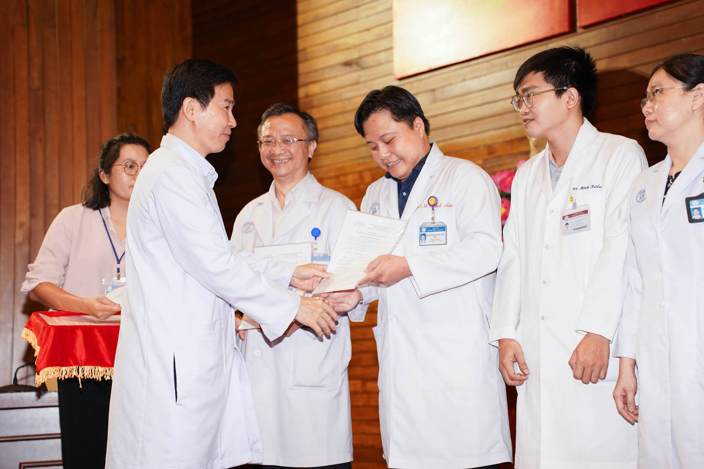 Bệnh viện Chợ Rẫy khen thưởng đột xuất cho ê kíp bác sĩ, điều dưỡng đã kịp thời cứu người bệnh