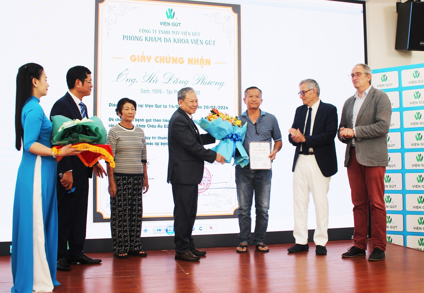 Ông Hà Đăng Phương được trao giấy chứng nhận đã chữa khỏi bệnh gút Ông Hà Đăng Phương được trao giấy chứng nhận đã chữa khỏi bệnh gút