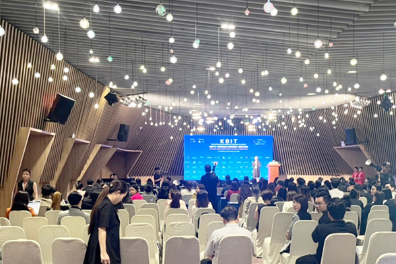 Hội thảo có sự tham gia của các diễn giả nước ngoài và nhiều khách mời tham dự