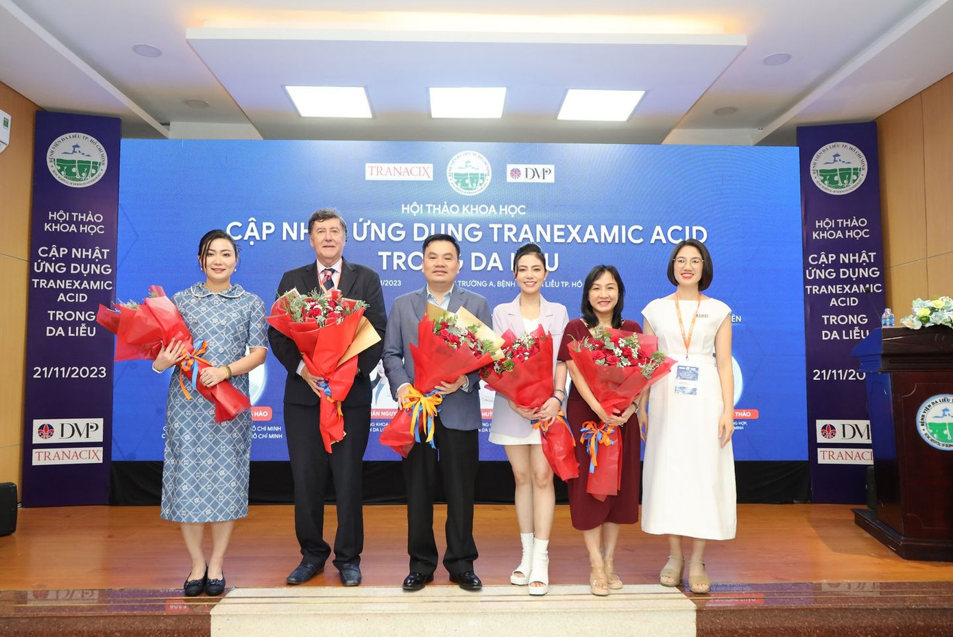 PGS Nguyễn Trọng Hào (đứng thứ 3 từ trái sang) giữ chức vụ Chủ tịch Hội đồng trường Đại học Y khoa Phạm Ngọc Thạch