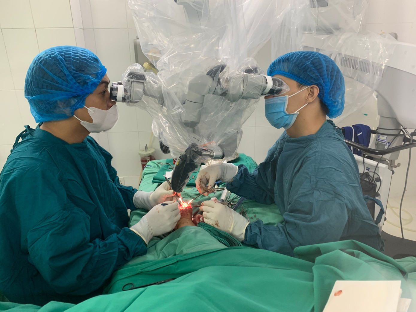 Các bác sĩ đã buộc phải tháo khớp những ngón tay bị máy cuốn dập nát