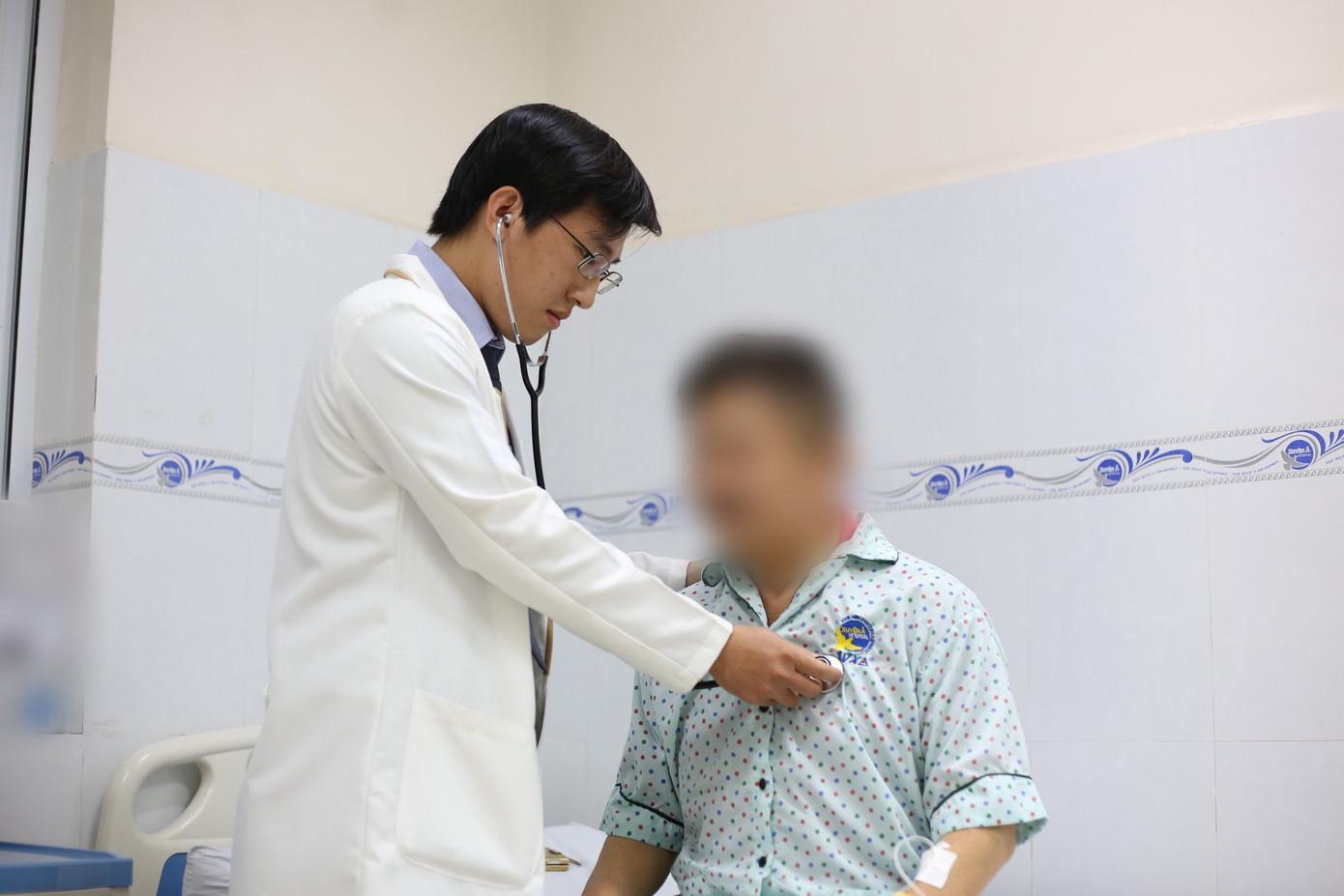 Sau khi được điều trị, bệnh nhân đã có thể tự ngồi, sức khỏe dần bình phục