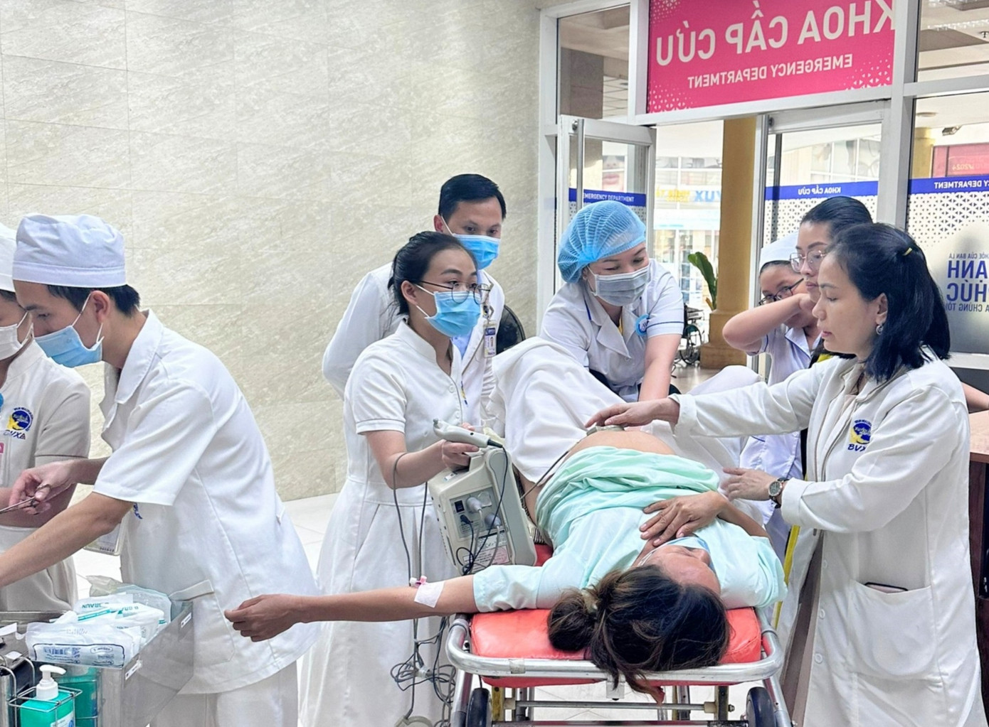 Ê kíp y bác sĩ nỗ lực cấp cứu cho mẹ con sản phụ bị sa dây rốn Ê kíp y bác sĩ nỗ lực cấp cứu cho mẹ con sản phụ bị sa dây rốn