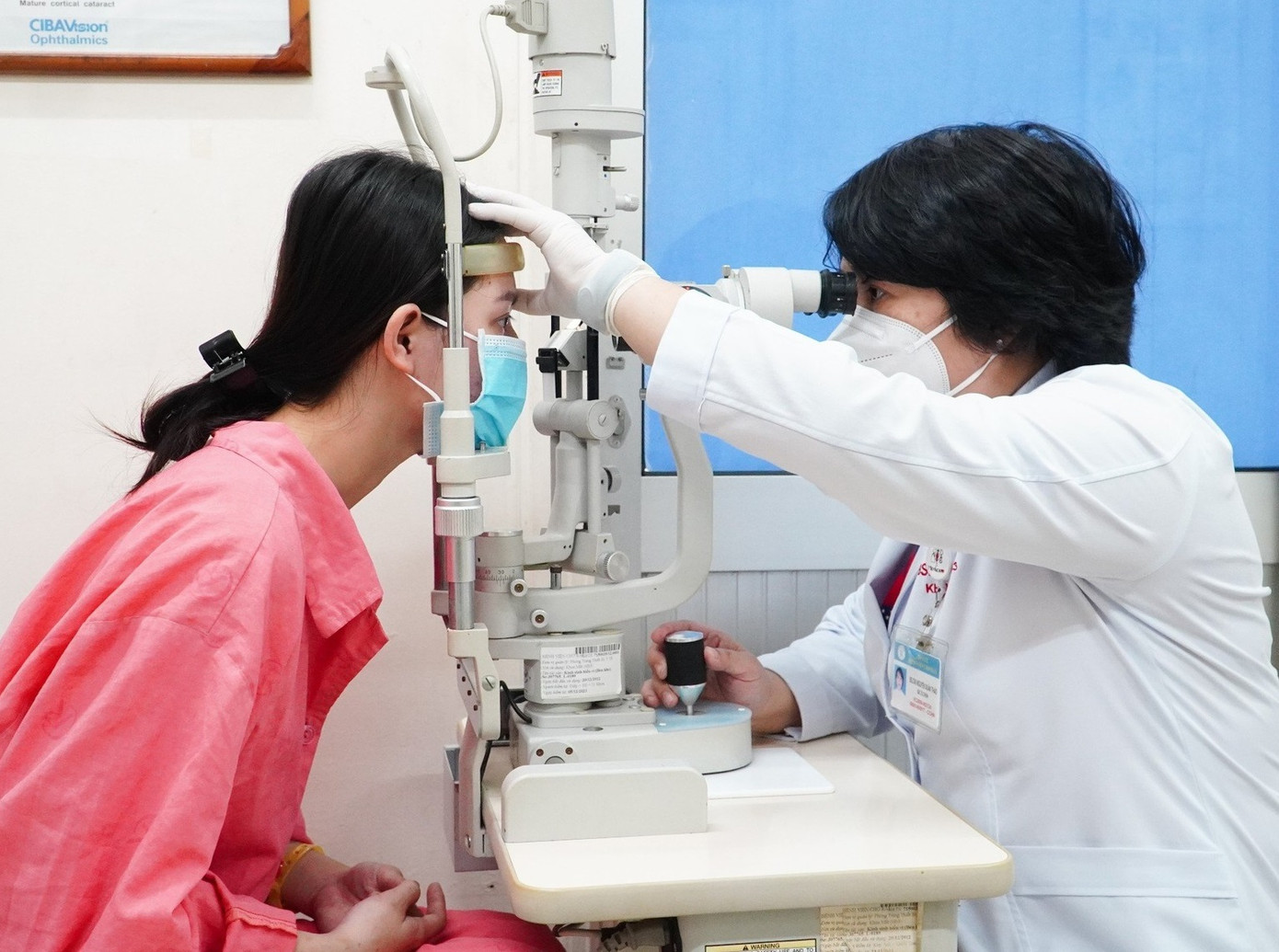 Nữ bệnh nhân mất hoàn toàn thị lực mắt bên trái, chưa có dấu hiệu phục hồi