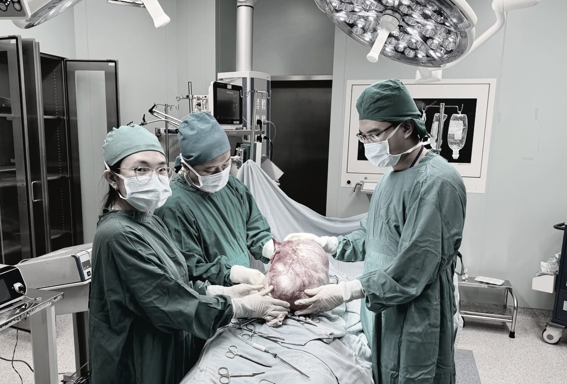 Các bác sĩ đã thực hiện thành công cuộc phẫu thuật bóc tách khối u khổng lồ cho bệnh nhi Các bác sĩ đã thực hiện thành công cuộc phẫu thuật bóc tách khối u khổng lồ cho bệnh nhi