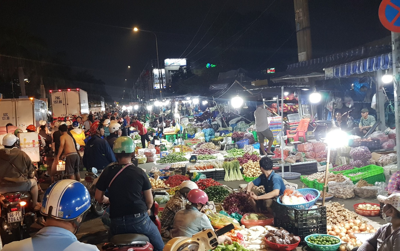 Đường Quản Trọng Linh bị ùn tắc cục bộ vì người bán hàng tự phát lấn chiếm lòng lề đường. Đường Quản Trọng Linh bị ùn tắc cục bộ vì người bán hàng tự phát lấn chiếm lòng lề đường.