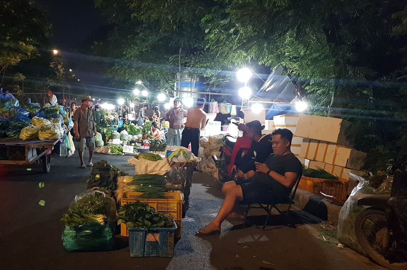 Hàng hóa chất đầy trên lòng đường, vỉa hè và các phương tiện vận chuyển tự chế. Hàng hóa chất đầy trên lòng đường, vỉa hè và các phương tiện vận chuyển tự chế.