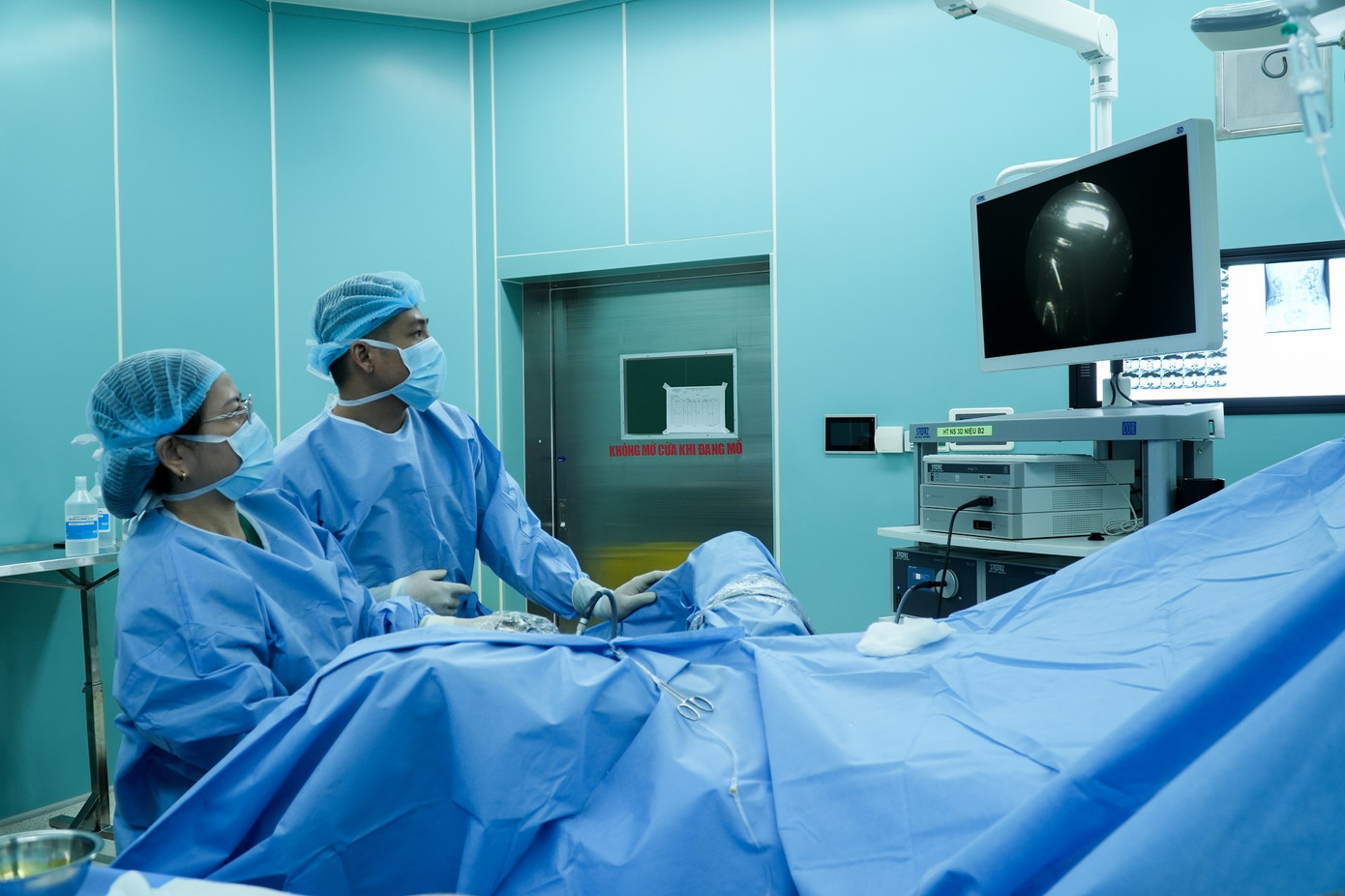 Các bác sĩ thực hiện cuộc nội soi lấy dị vật ra khỏi cơ thể của bệnh nhân Các bác sĩ thực hiện cuộc nội soi lấy dị vật ra khỏi cơ thể của bệnh nhân
