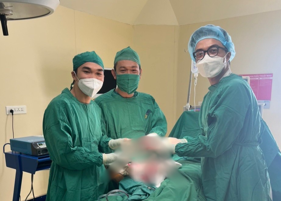 Các bác sĩ thực hiện cuộc phẫu thuật khâu lại thể hang cho bệnh nhân sau tai nạn hi hữu (ảnh: BVCC) Các bác sĩ thực hiện cuộc phẫu thuật khâu lại thể hang cho bệnh nhân sau tai nạn hi hữu (ảnh: BVCC)