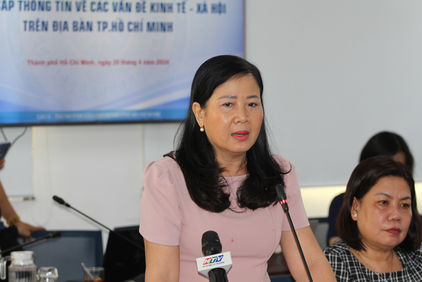Bà Nguyễn Thị Thu Hiền, Phó phòng Giáo dục và Đào tạo thành phố Thủ Đức thông tin tại buổi họp báo