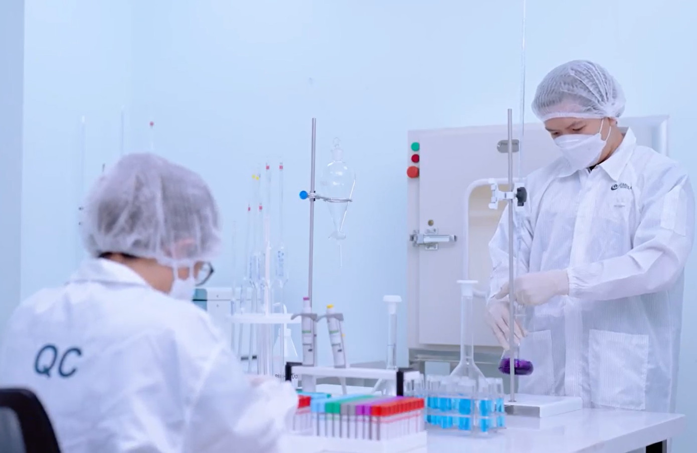 Thuốc và trang thiết bị y tế công nghệ cao là yếu tố đặc biệt quan trọng trong chăm sóc sức khỏe người dân