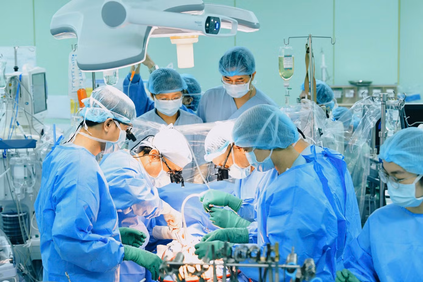 Ê kíp các bác sĩ đã ghép tim thành công cho bệnh nhân H. sau 5 giờ thực hiện cuộc phẫu thuật trong phòng mổ Ê kíp các bác sĩ đã ghép tim thành công cho bệnh nhân H. sau 5 giờ thực hiện cuộc phẫu thuật trong phòng mổ