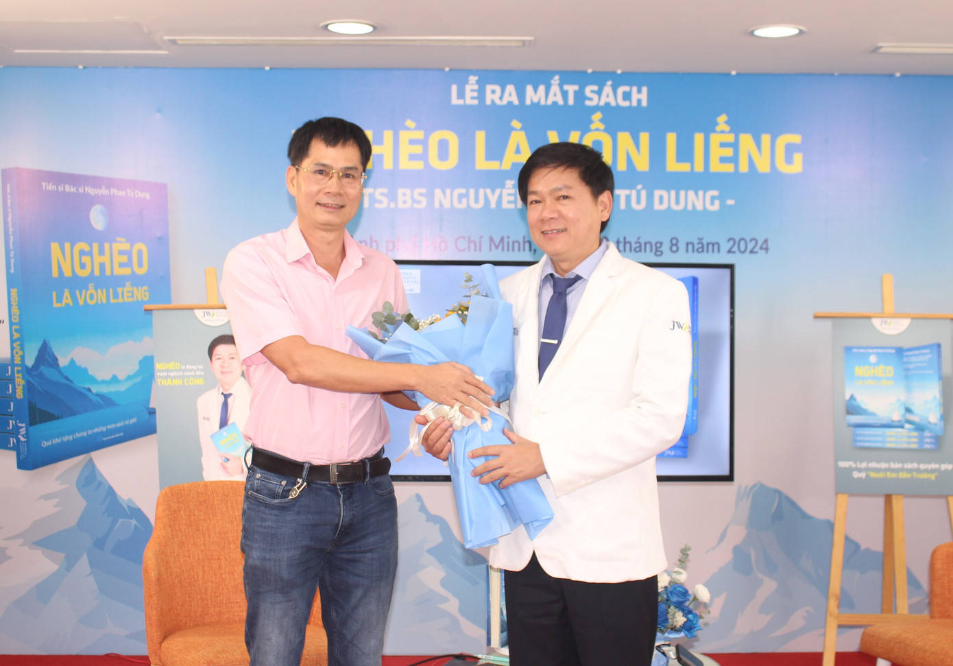 Nhà báo Lý Thành Tâm chúc mừng TS.BS Tú Dung và kỳ vọng ông có thêm nhiều đầu sách mới.