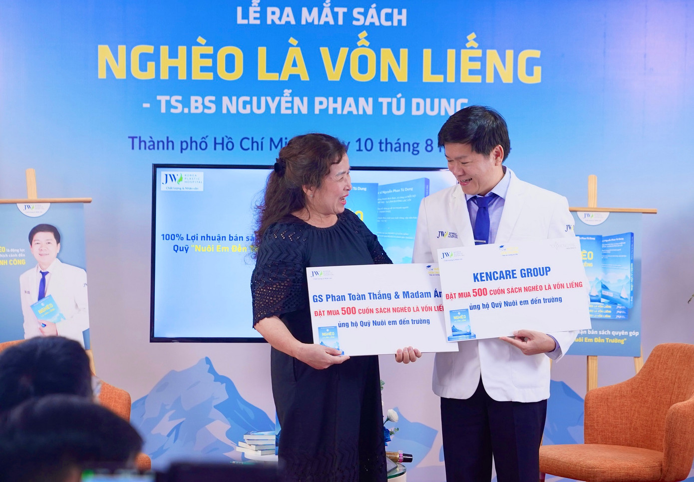 Nhiều cá nhân, đơn vị đã đặt mua sách với số lượng lớn tại buổi ra mắt.