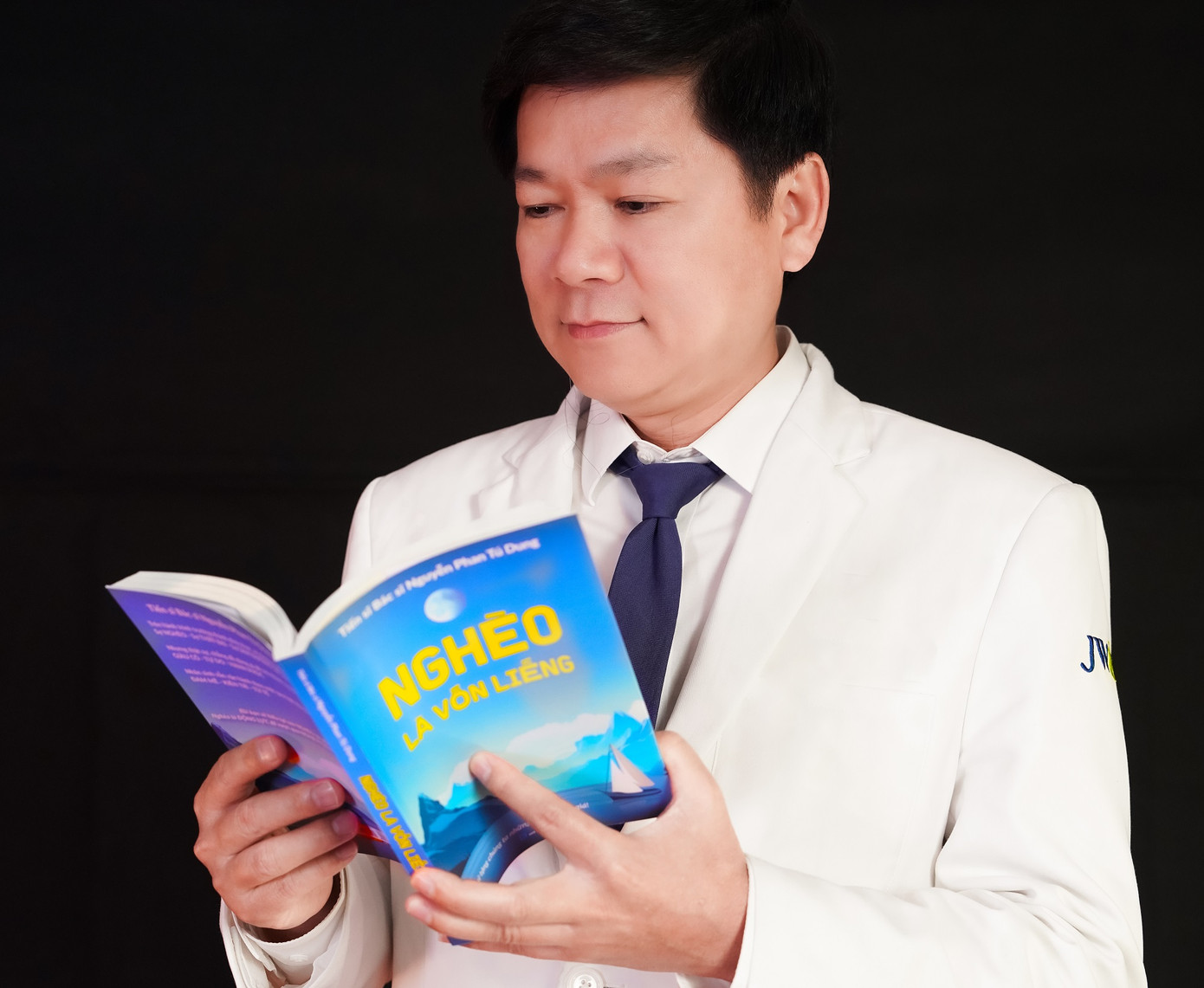 TS.BS Nguyễn Phan Tú Dung đã mất 3 năm để hoàn thành cuốn sách tâm huyết.