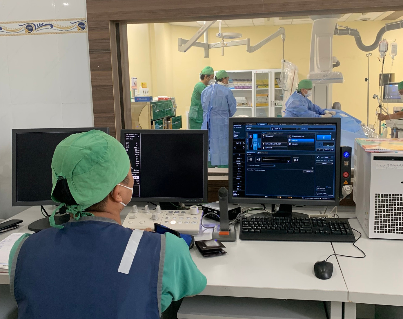 Các bác sĩ đã tiến hành can thiệp nội mạch gây tắc mạch máu thận bị vỡ cho người bệnh Các bác sĩ đã tiến hành can thiệp nội mạch gây tắc mạch máu thận bị vỡ cho người bệnh