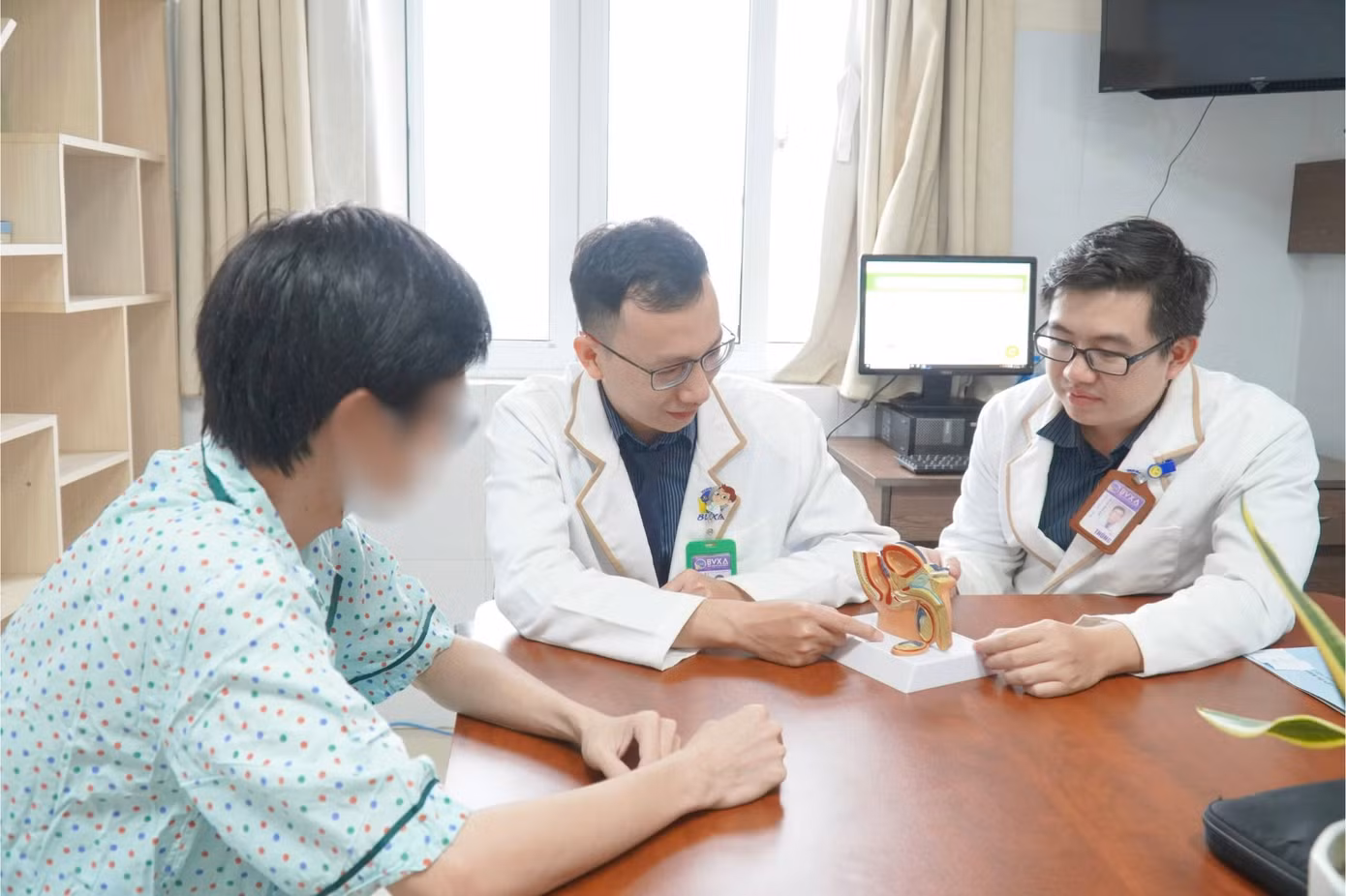 Các bác sĩ giải thích cho người bệnh về tình trạng cương dương bất thường