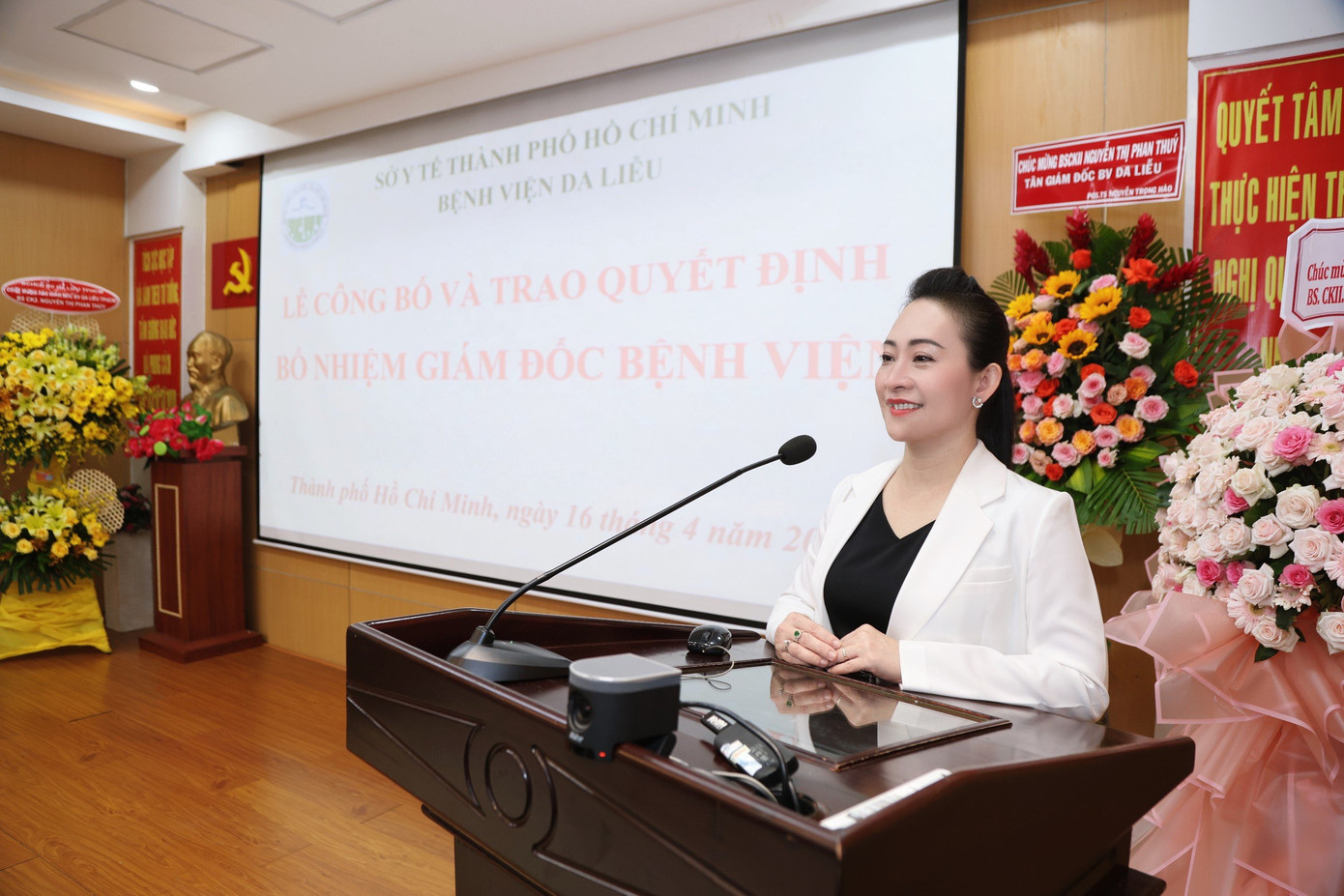 BS Phan Thúy trình bày chương trình hành động cá nhân tại lễ công bố và trao quyết định bổ nhiệm