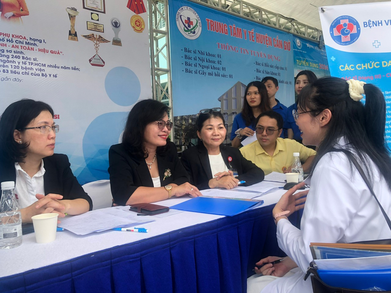 Ban giám đốc Bệnh viện Hùng Vương tiếp nhận rất nhiều hồ sơ dự tuyển của các bác sĩ trẻ cho 4 vị trí việc làm Ban giám đốc Bệnh viện Hùng Vương tiếp nhận rất nhiều hồ sơ dự tuyển của các bác sĩ trẻ cho 4 vị trí việc làm