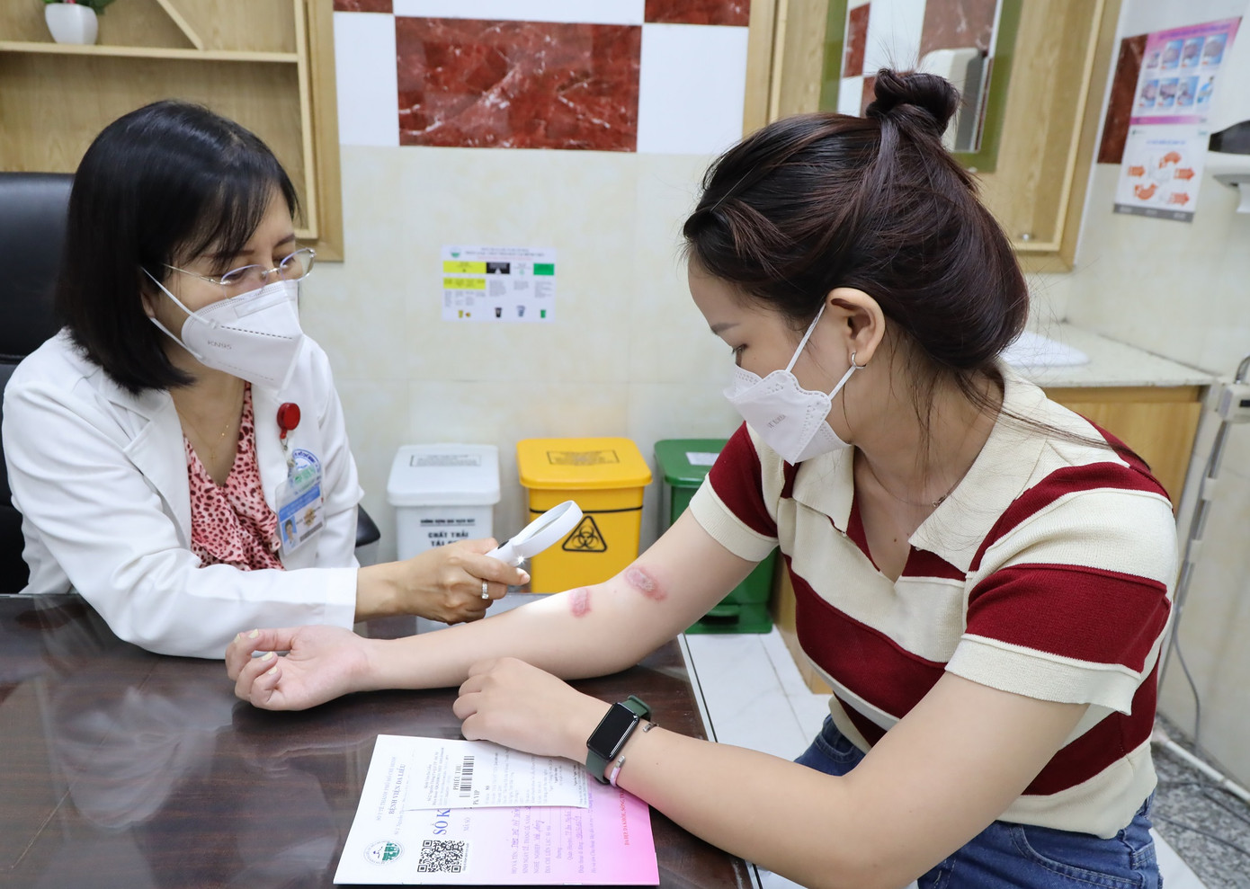 Bác sĩ thăm khám cho bệnh nhân bị kiến ba khoang tấn công gây bỏng rát, rộp da trên cánh tay Bác sĩ thăm khám cho bệnh nhân bị kiến ba khoang tấn công gây bỏng rát, rộp da trên cánh tay