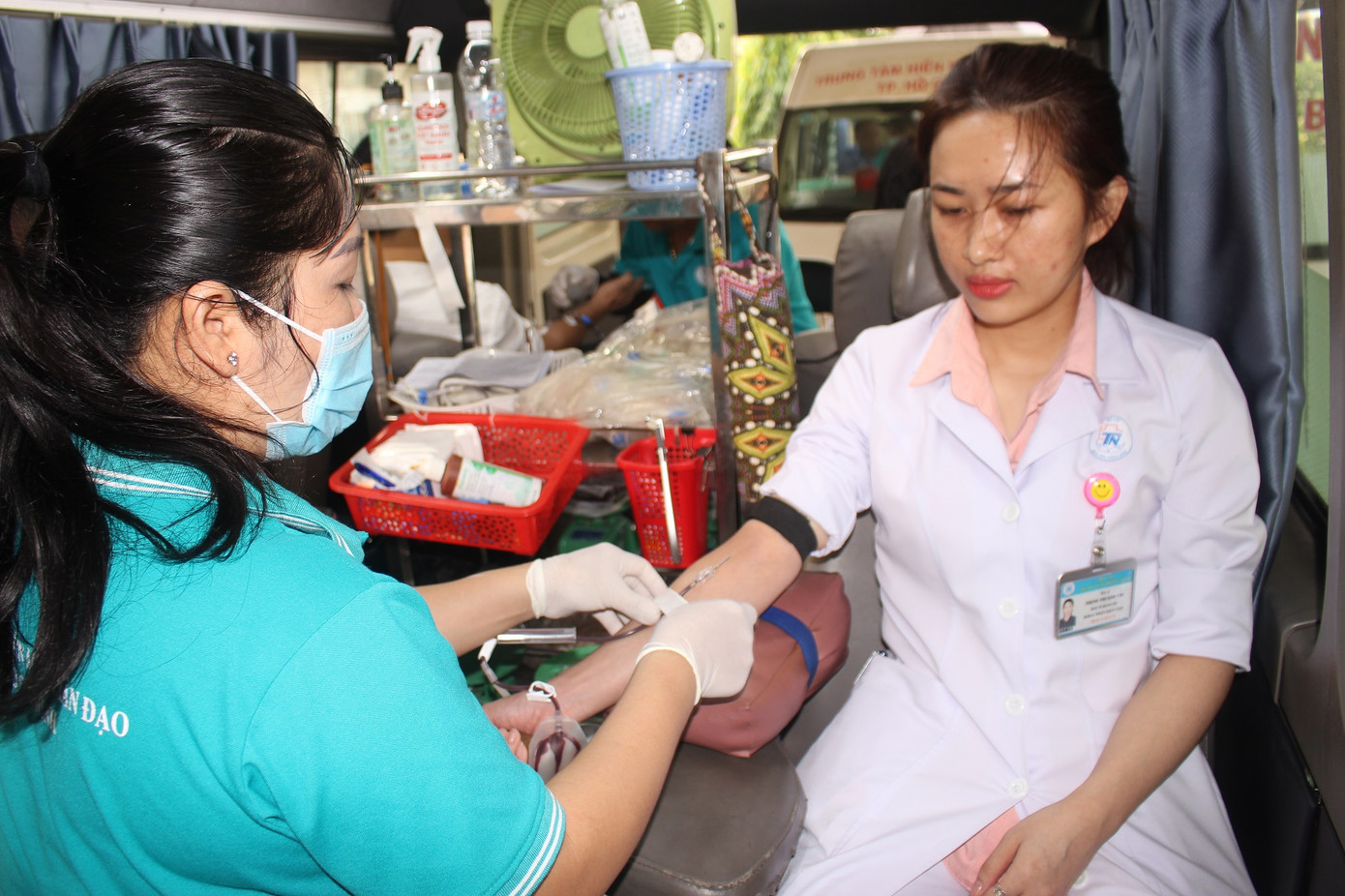 Các BS là người thấu hiểu sự cần thiết của máu trong cứu chữa người bệnh nên bản thân luôn sẵn sàng hiến máu khi đủ điều kiện sức khỏe Các BS là người thấu hiểu sự cần thiết của máu trong cứu chữa người bệnh nên bản thân luôn sẵn sàng hiến máu khi đủ điều kiện sức khỏe