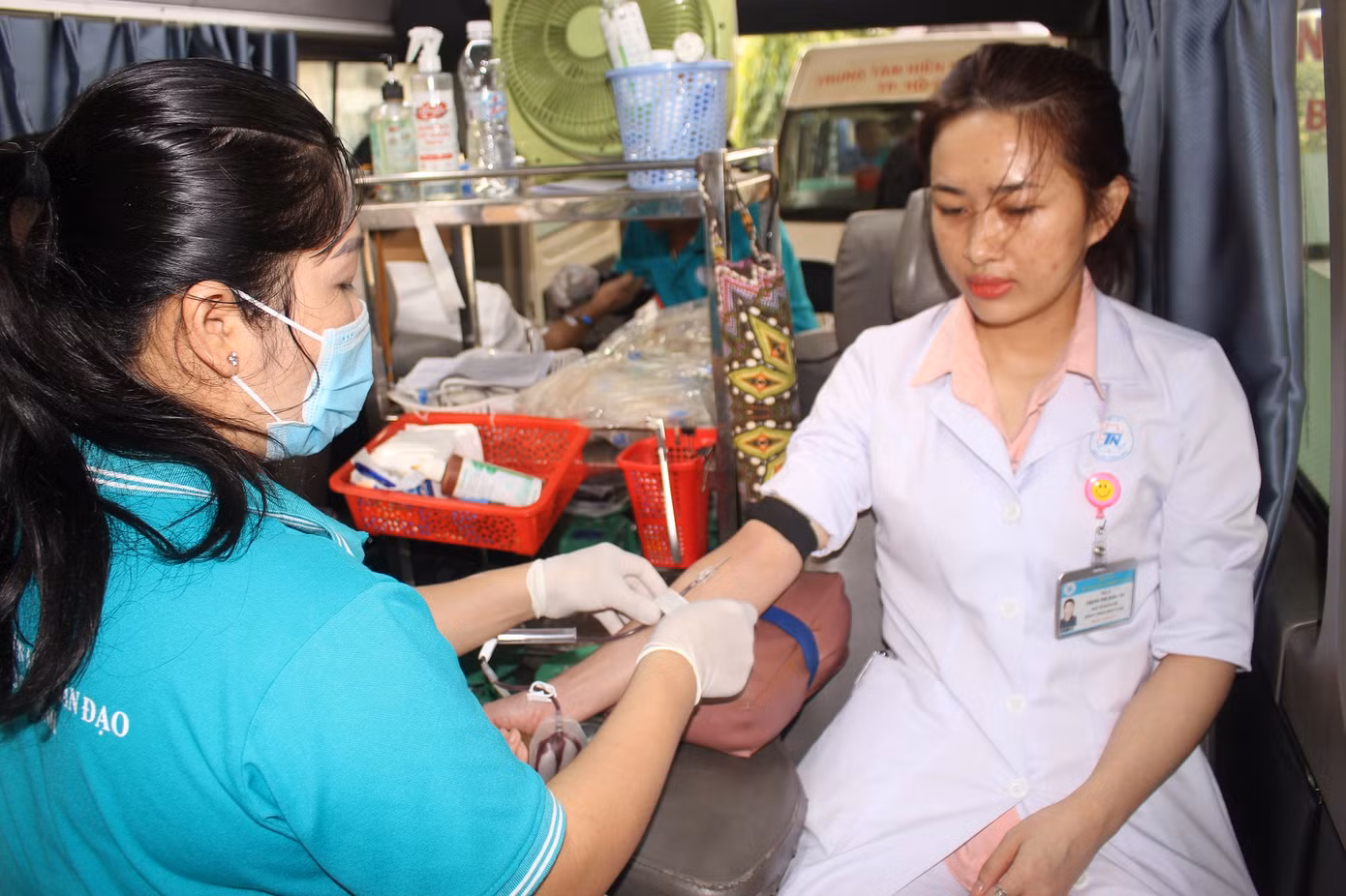 Các BS là người thấu hiểu sự cần thiết của máu trong cứu chữa người bệnh nên bản thân luôn sẵn sàng hiến máu khi đủ điều kiện sức khỏe