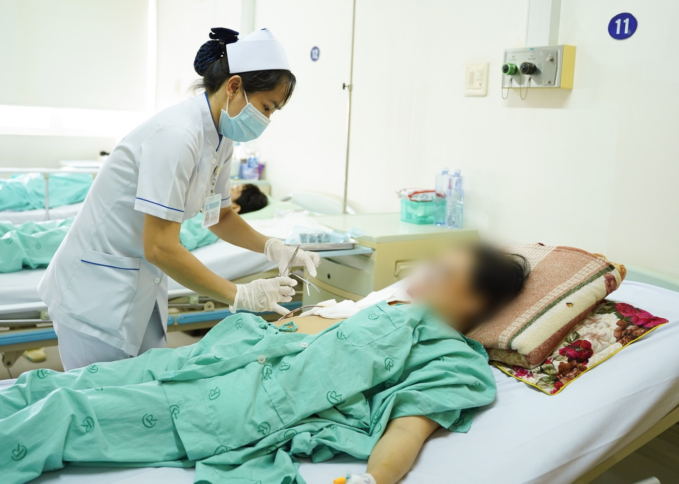 Nữ bệnh nhân được chăm sóc tại Bệnh viện Chợ Rẫy sau phẫu thuật khối u vùng ngực bên phải